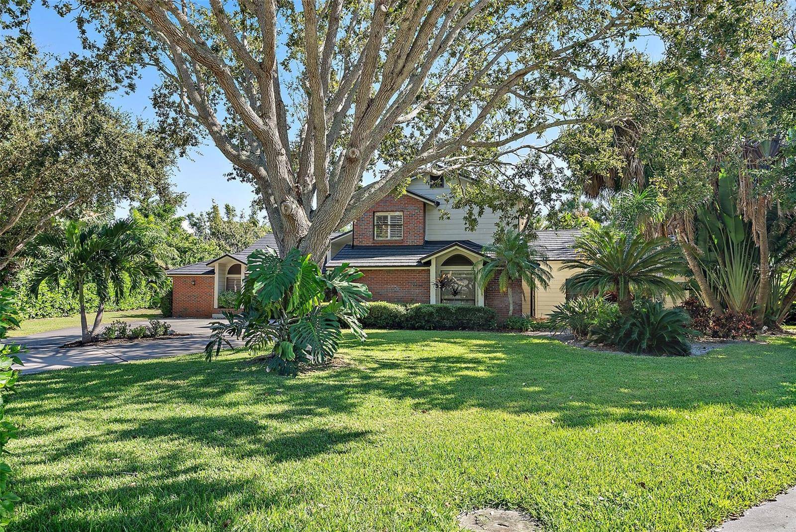 2371 LANDINGS CIR, Bradenton, FL 34209