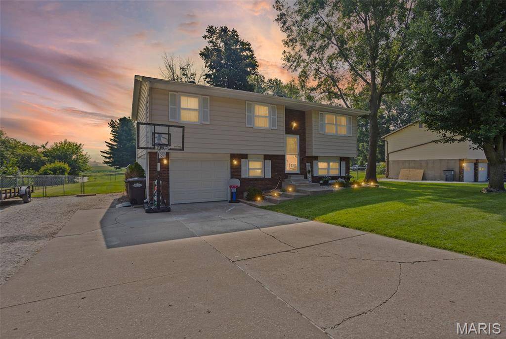 23296 Glenda AVE, Jerseyville, IL 62052