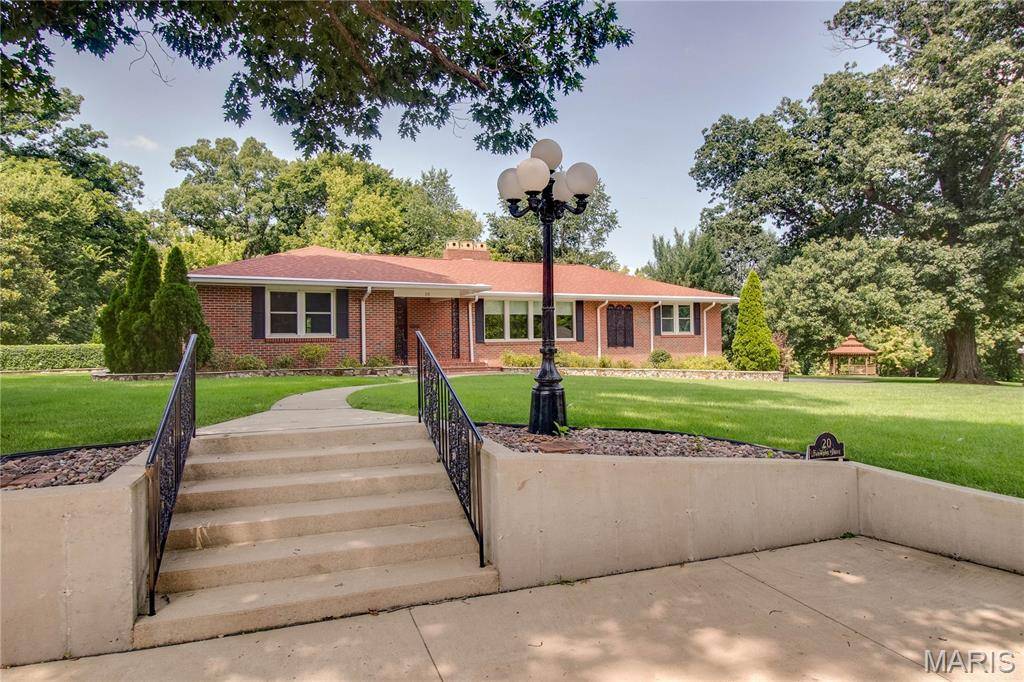 20 Fairmount DR, Alton, IL 62002