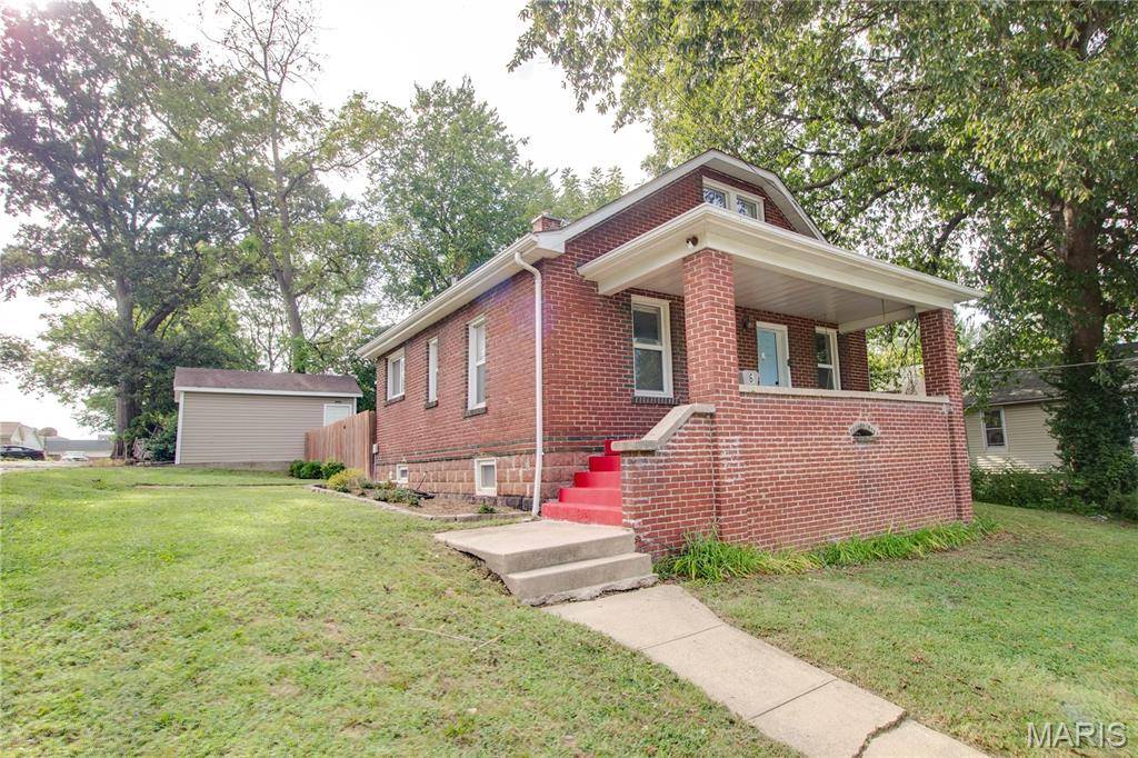 6 Rosa AVE, Godfrey, IL 62035