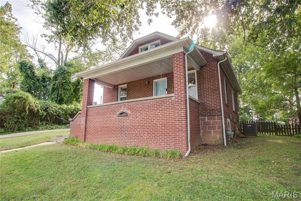 6 Rosa AVE, Godfrey, IL 62035