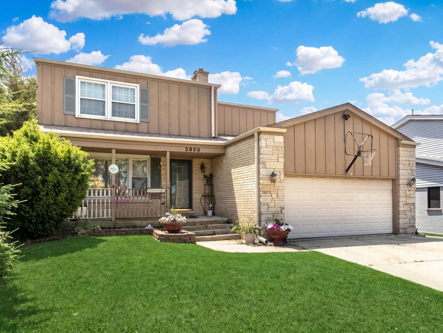 2950 Briarwood DR W, Mount Prospect, IL 60056
