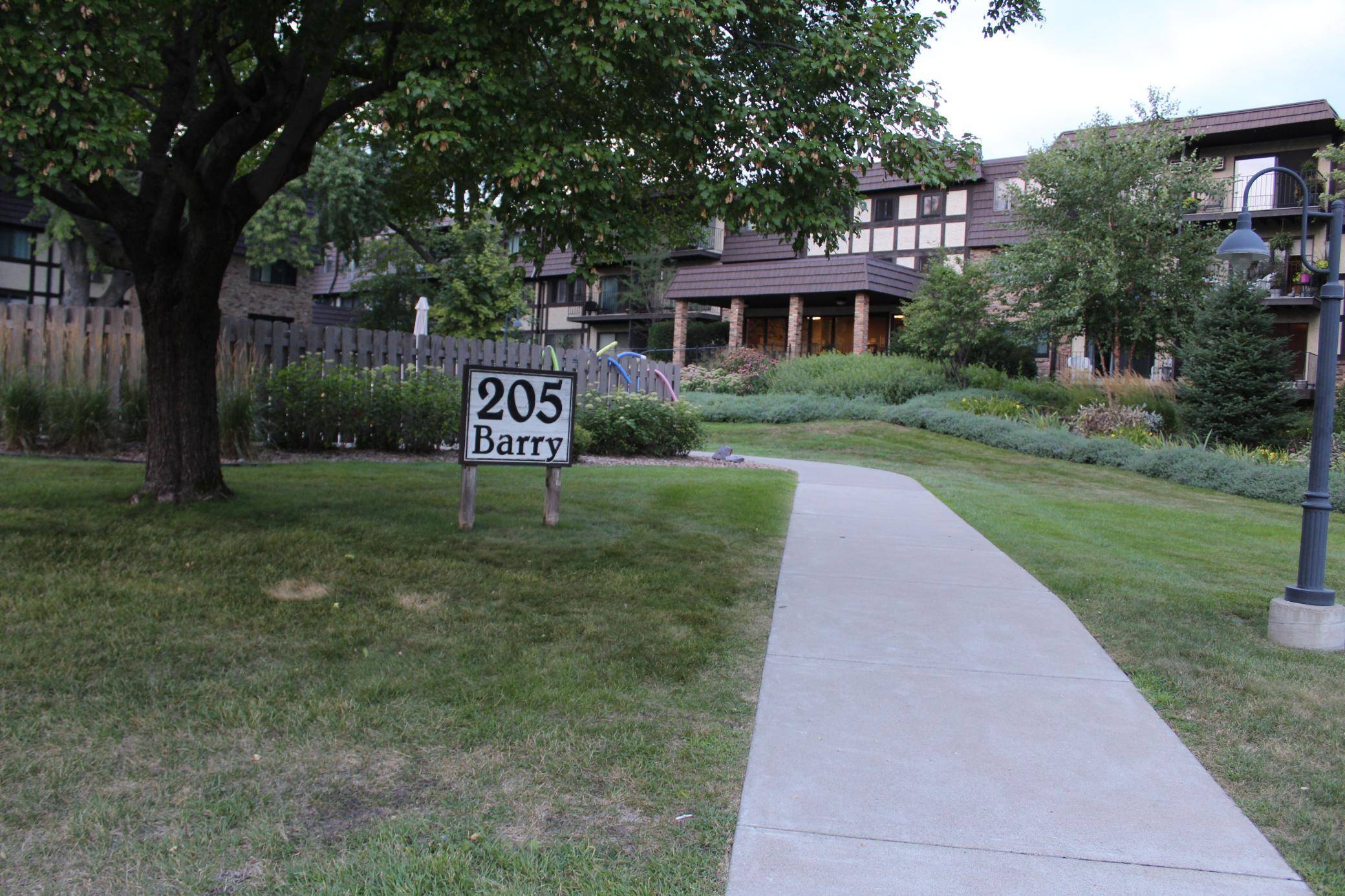 205 Barry AVE S #103, Wayzata, MN 55391
