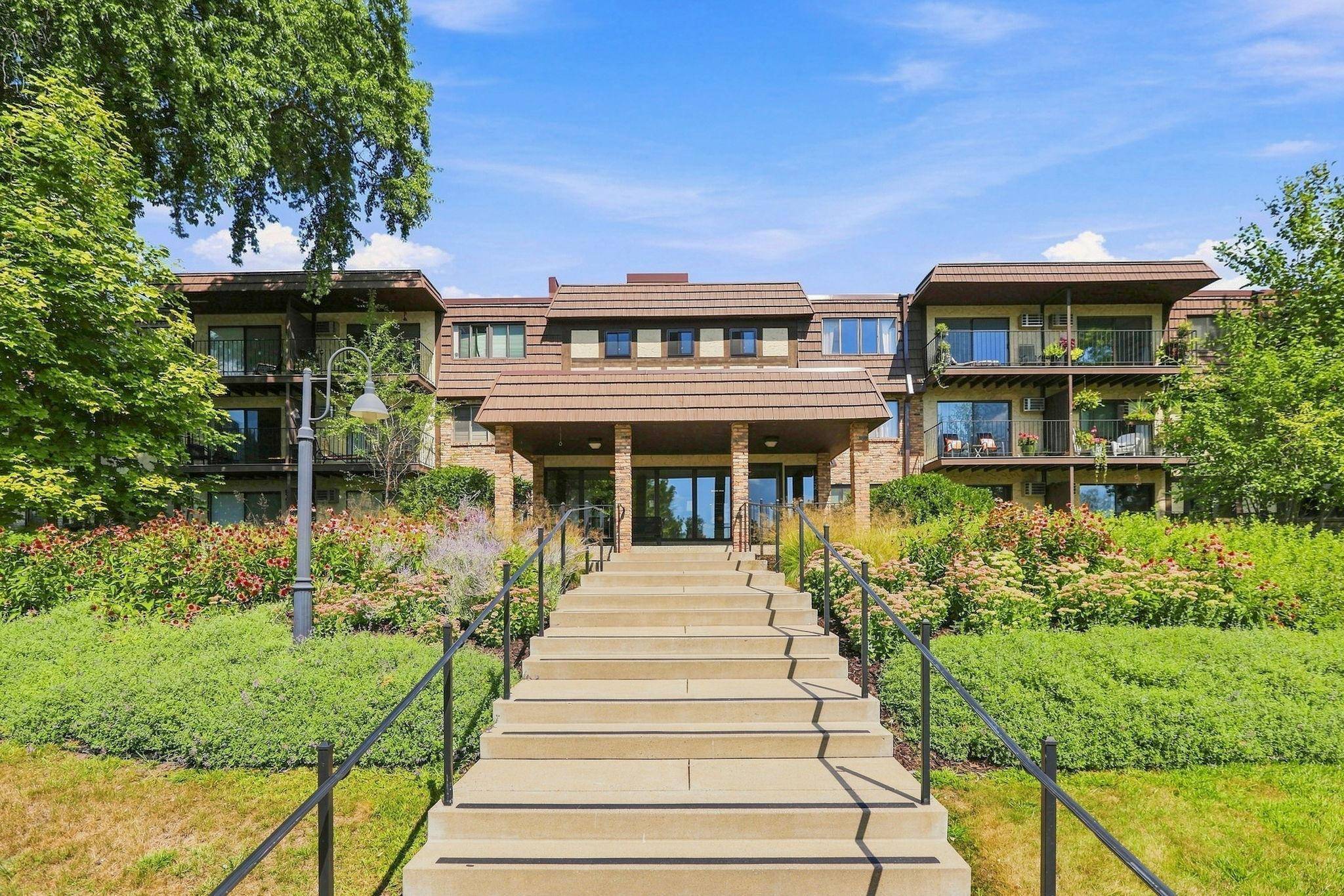205 Barry AVE S #103, Wayzata, MN 55391