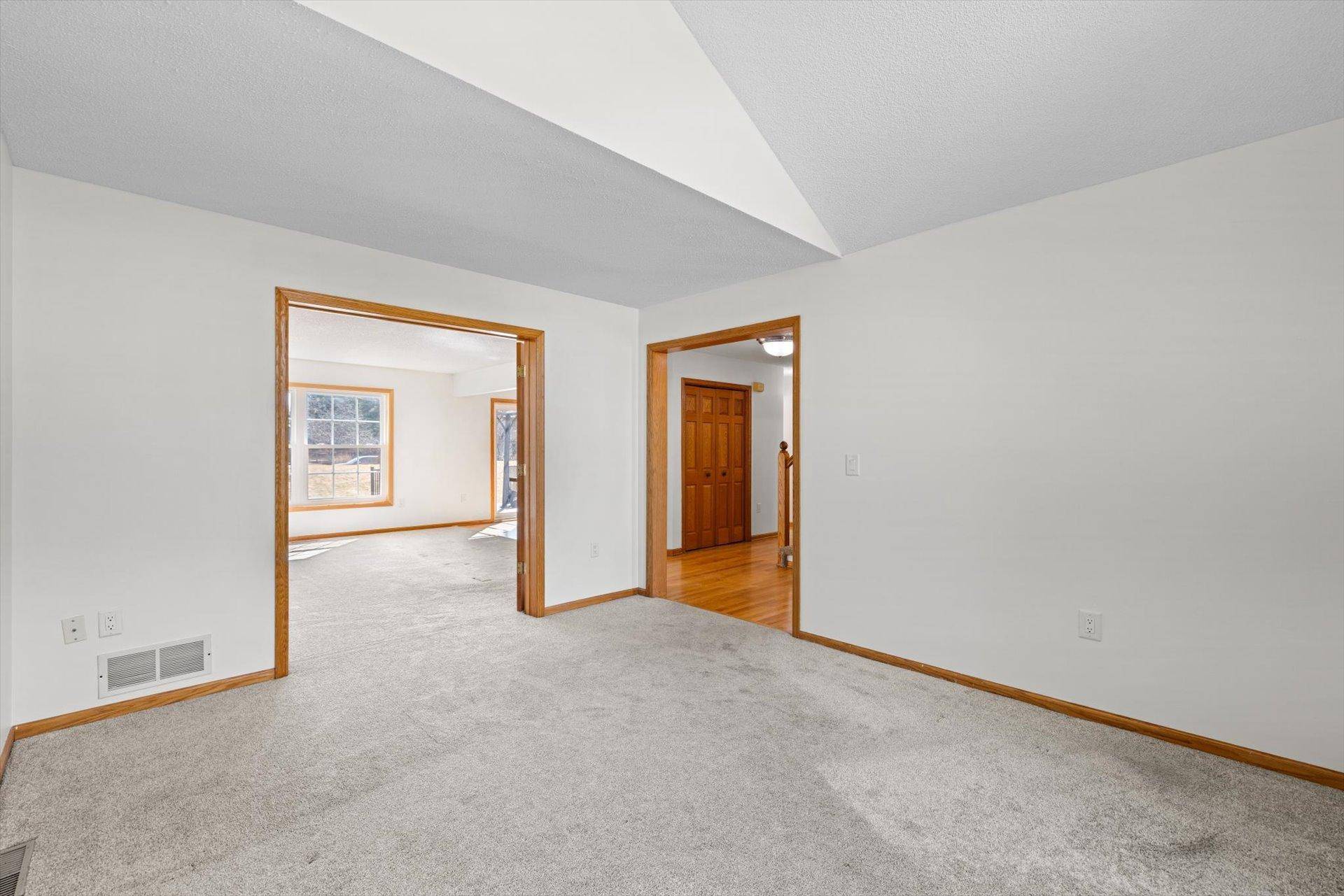 952 Moonlight DR, Woodbury, MN 55125
