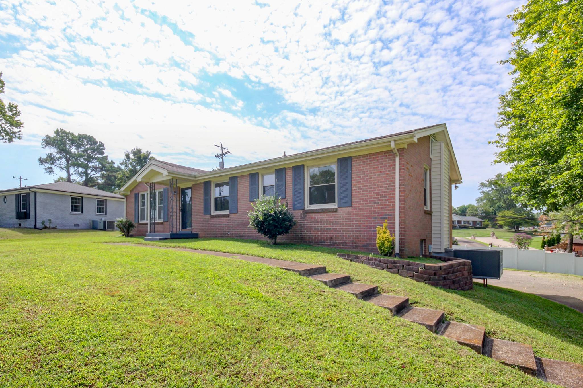 2128 Memorial Dr, Clarksville, TN 37043