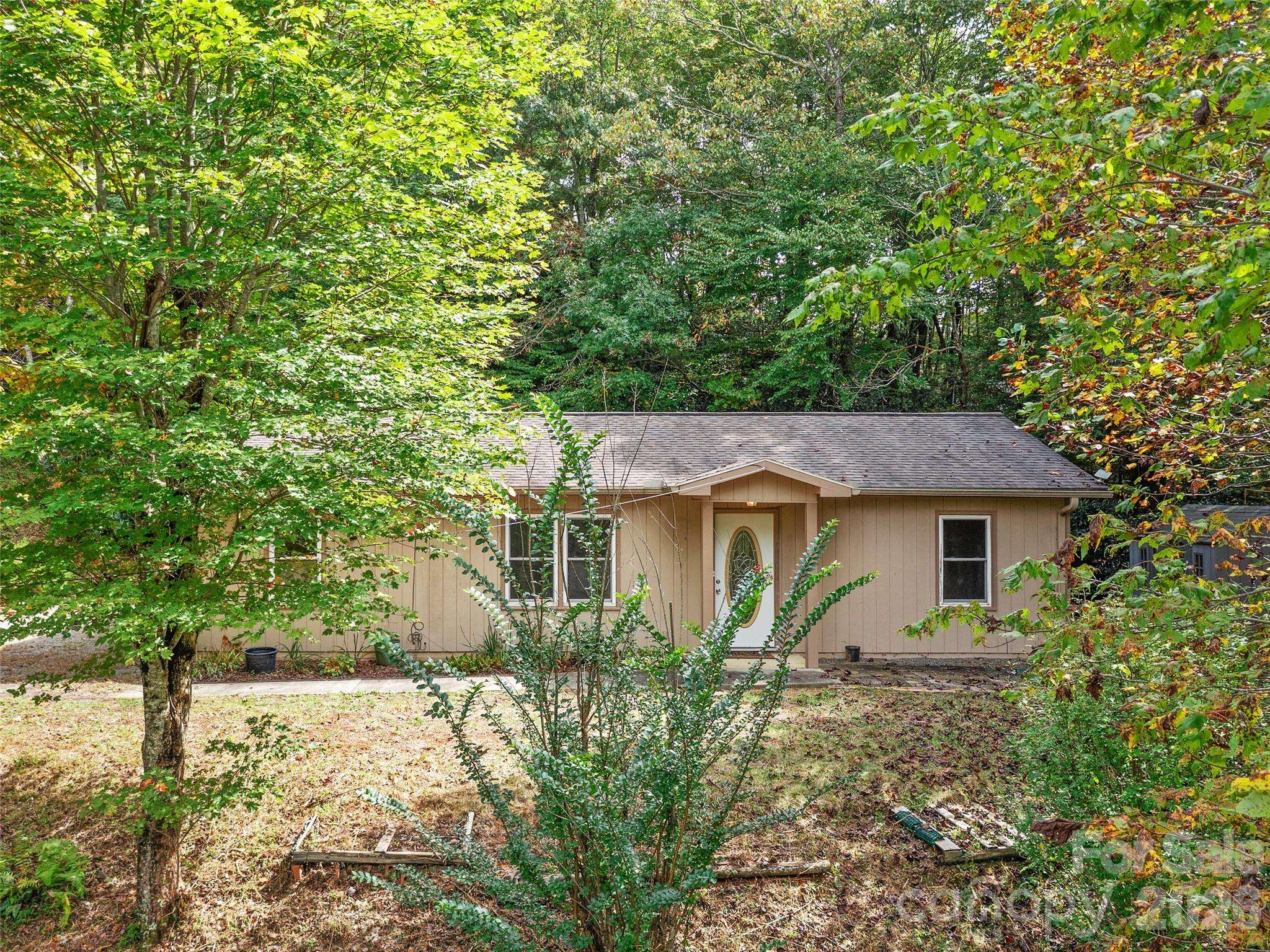 158 Dover LN, Spruce Pine, NC 28777