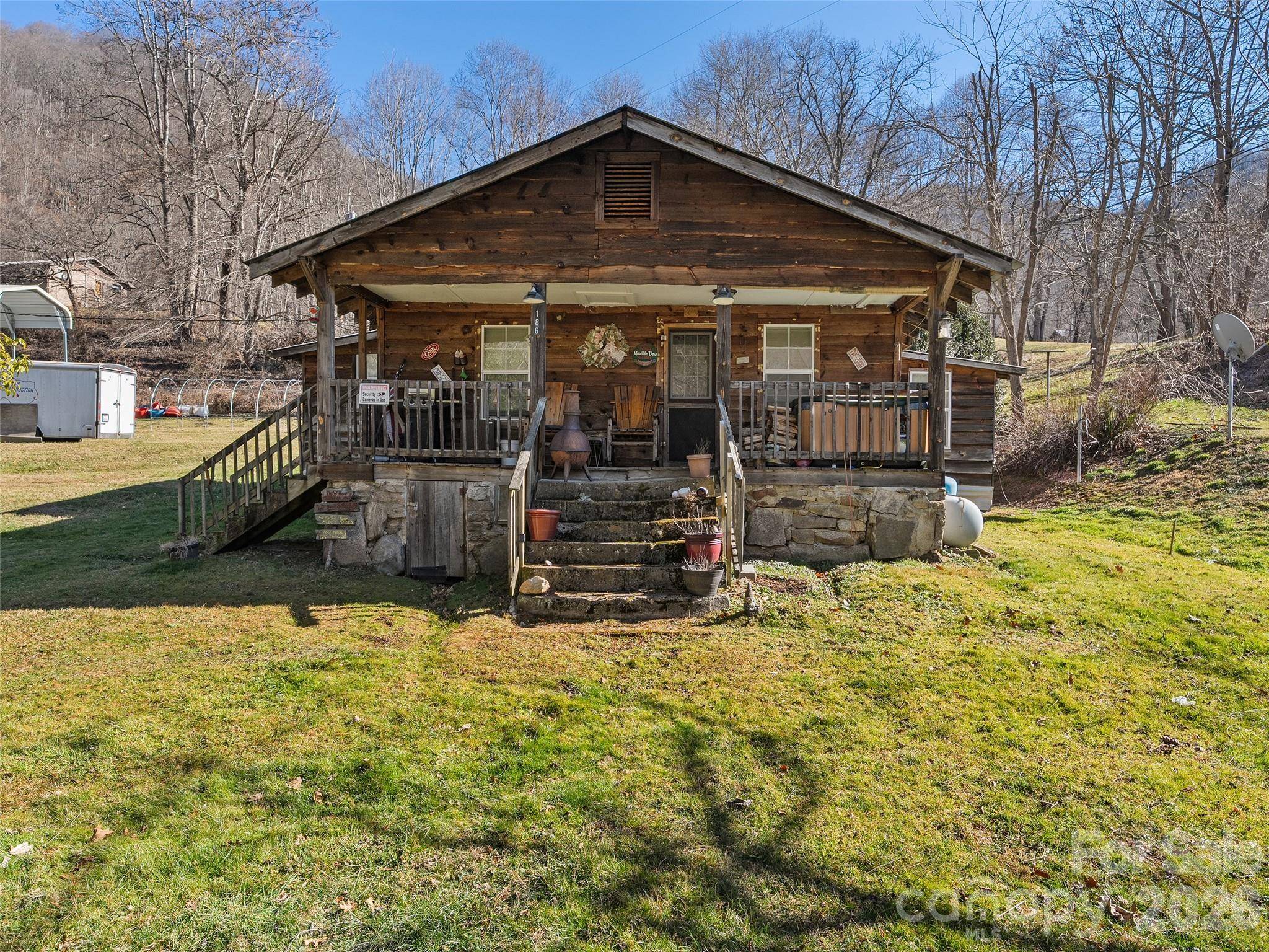 186 Creekmont DR, Clyde, NC 28721