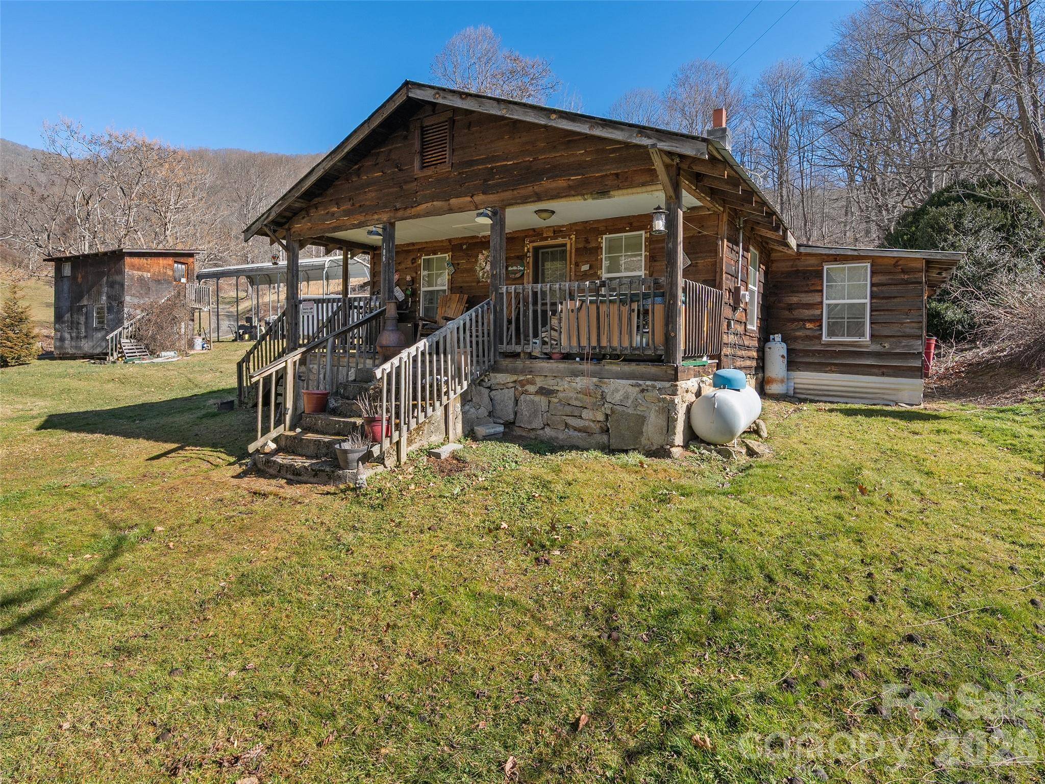 186 Creekmont DR, Clyde, NC 28721