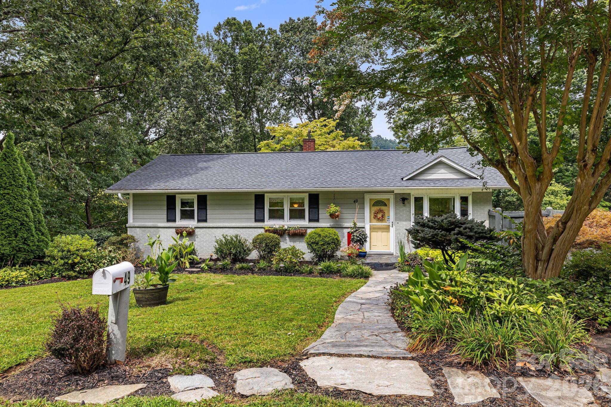 49 White Pine DR, Asheville, NC 28805