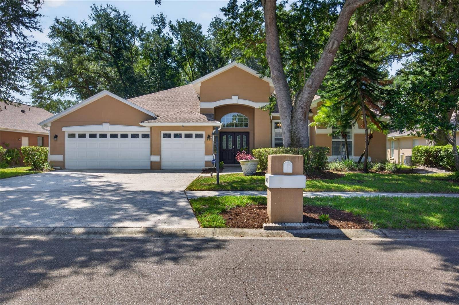 2243 EAGLE BLUFF DR, Valrico, FL 33596