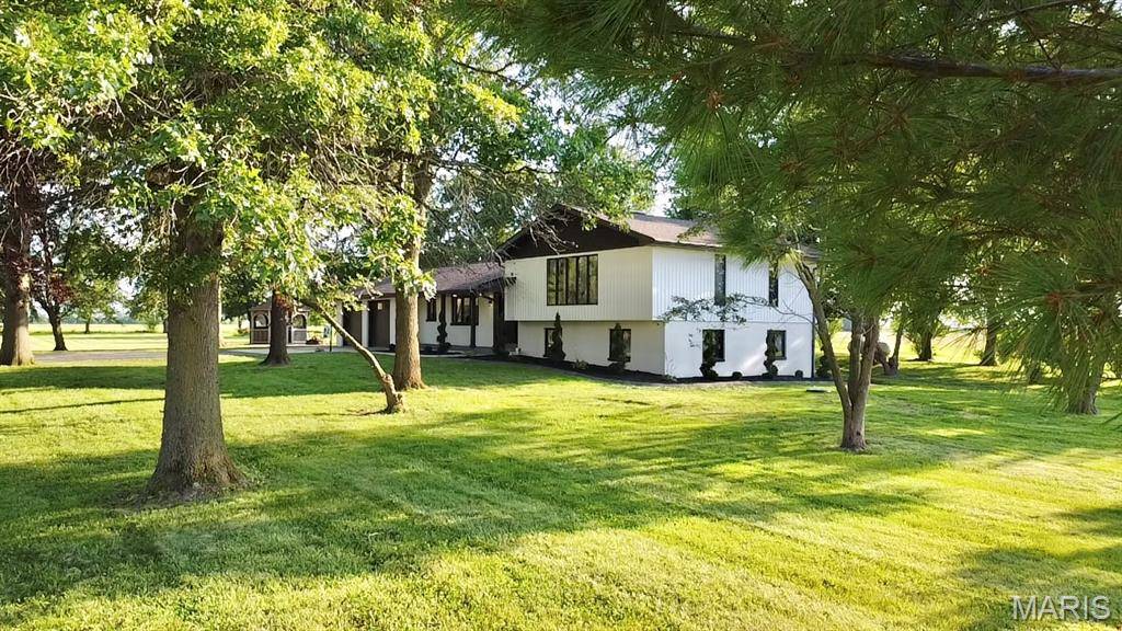 5573 State Route 160, Highland, IL 62249