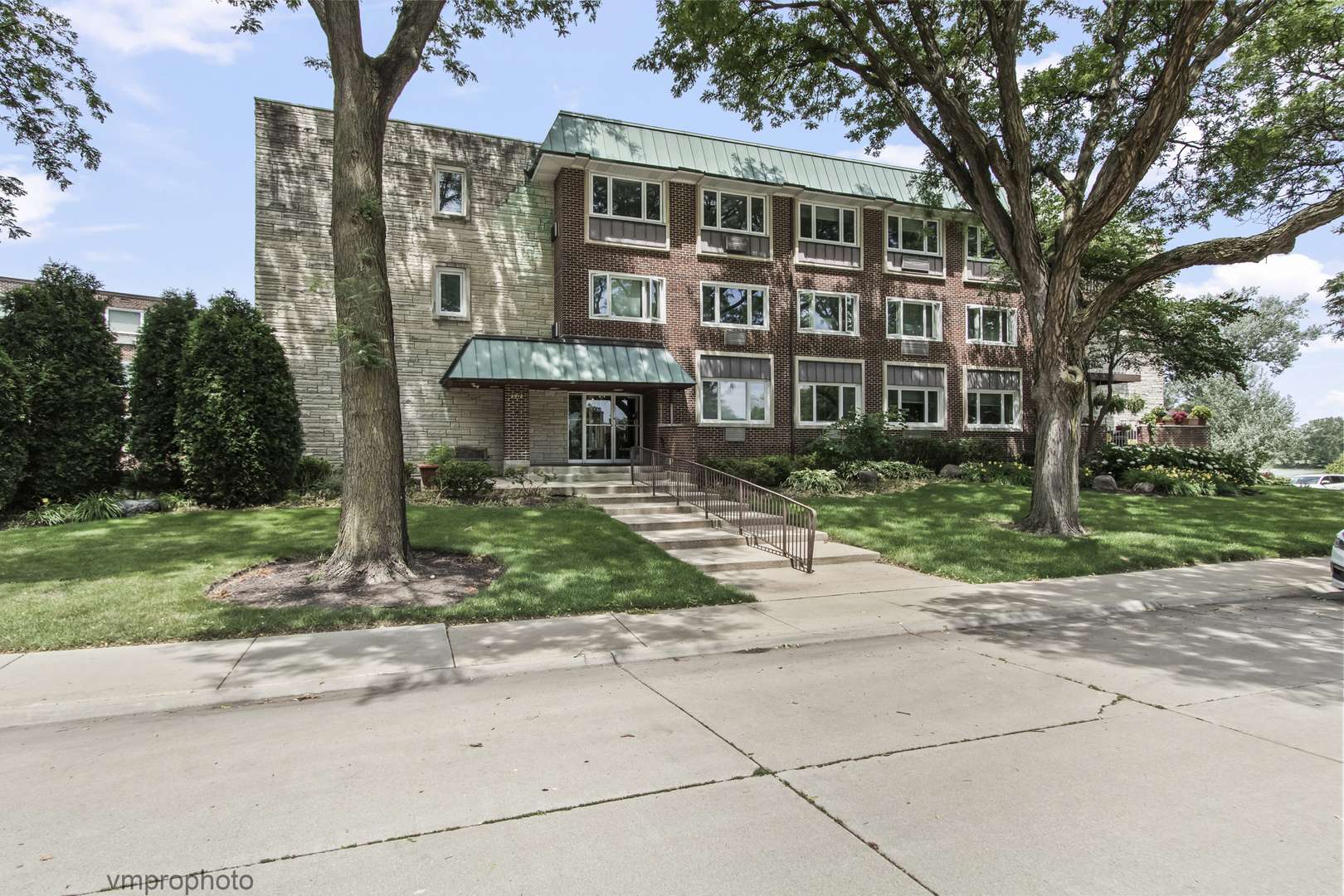 2812 E Bel Aire DR #303, Arlington Heights, IL 60004