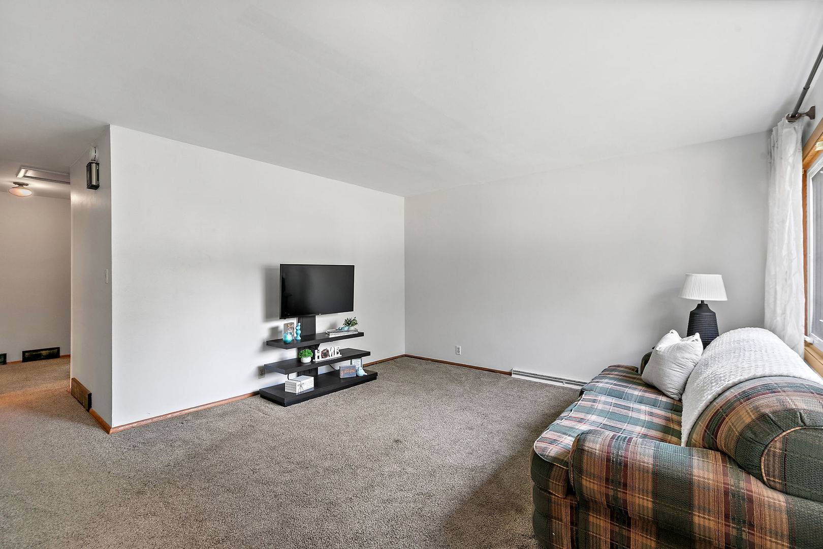 307 Delcy DR, Dekalb, IL 60115