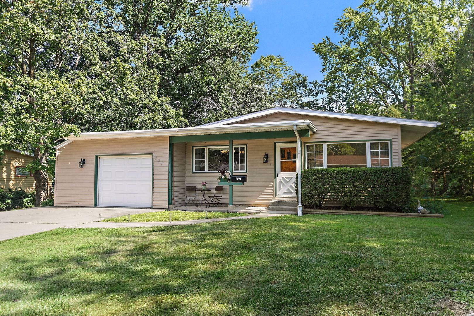 307 Delcy DR, Dekalb, IL 60115