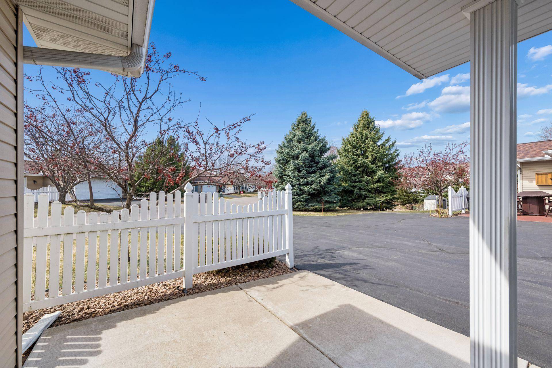 806 Roundhouse ST, Shakopee, MN 55379