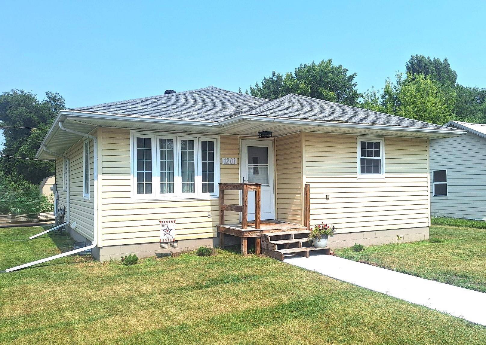 1201 Mountain AVE, Walhalla, ND 58282