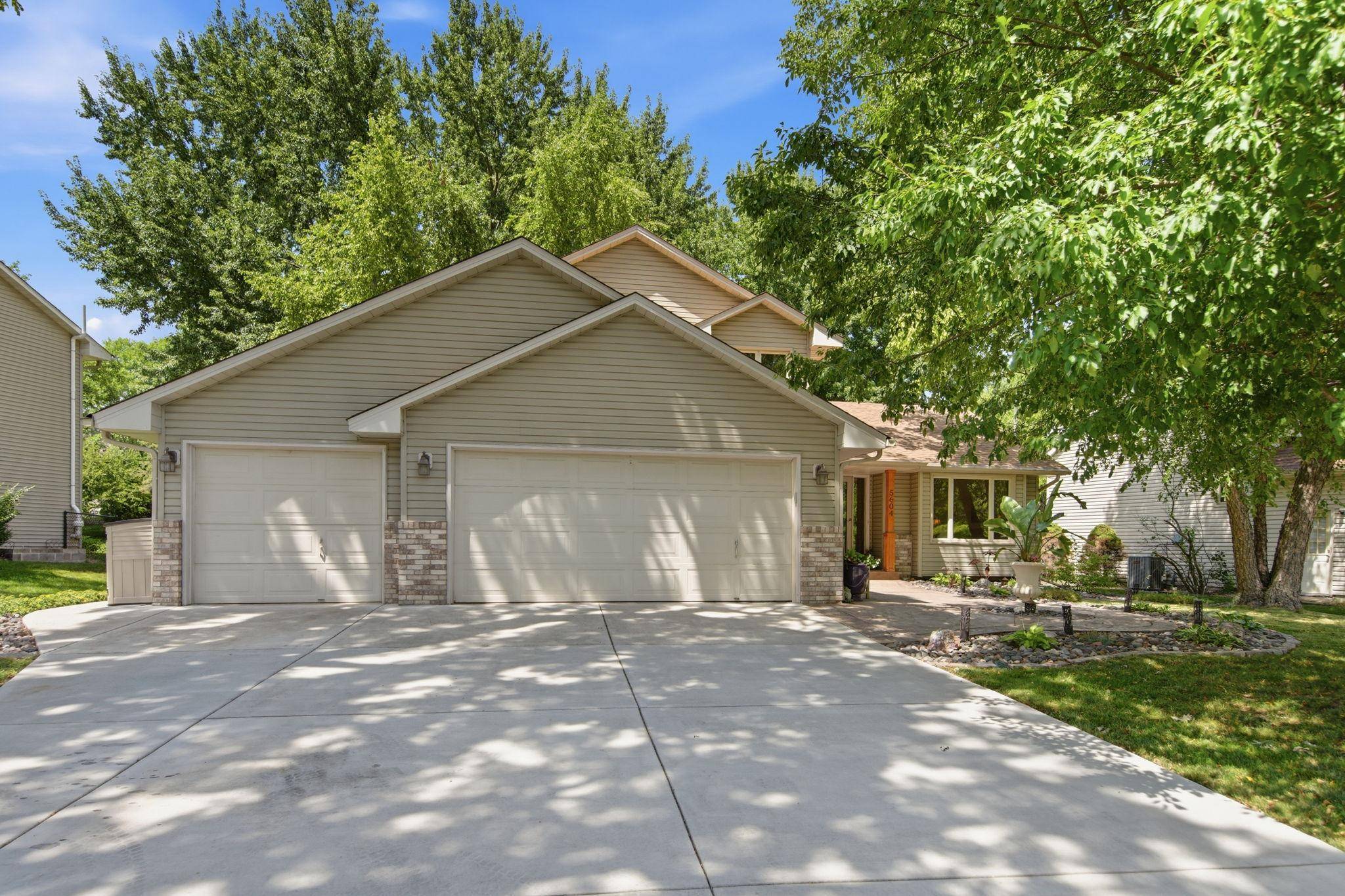 5604 Lone Oak DR, Savage, MN 55378