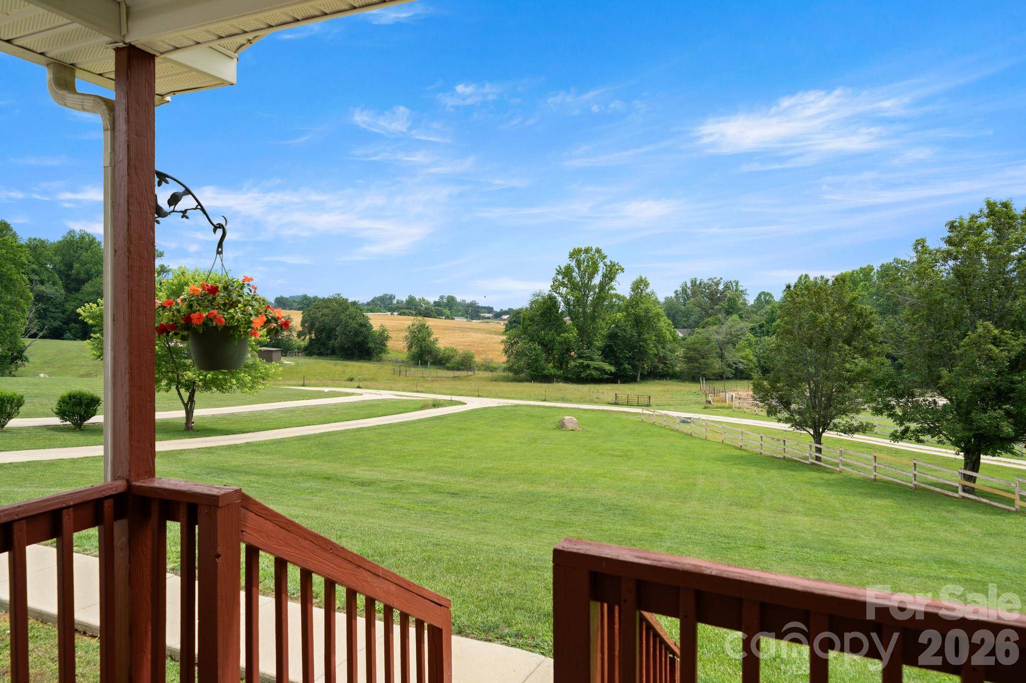 30 Countryside DR, Hendersonville, NC 28792