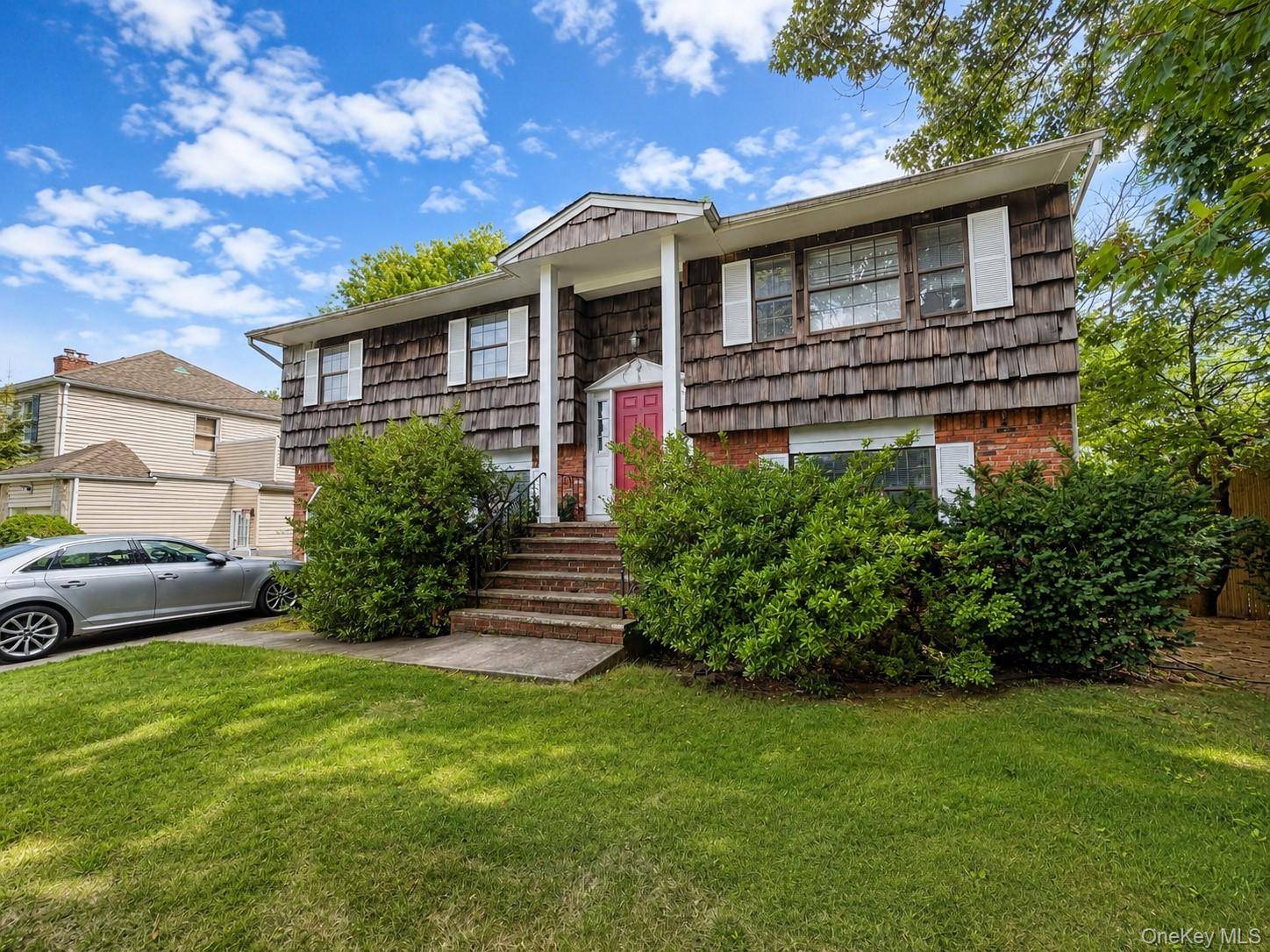 7 Roberts LN, Cedarhurst, NY 11516