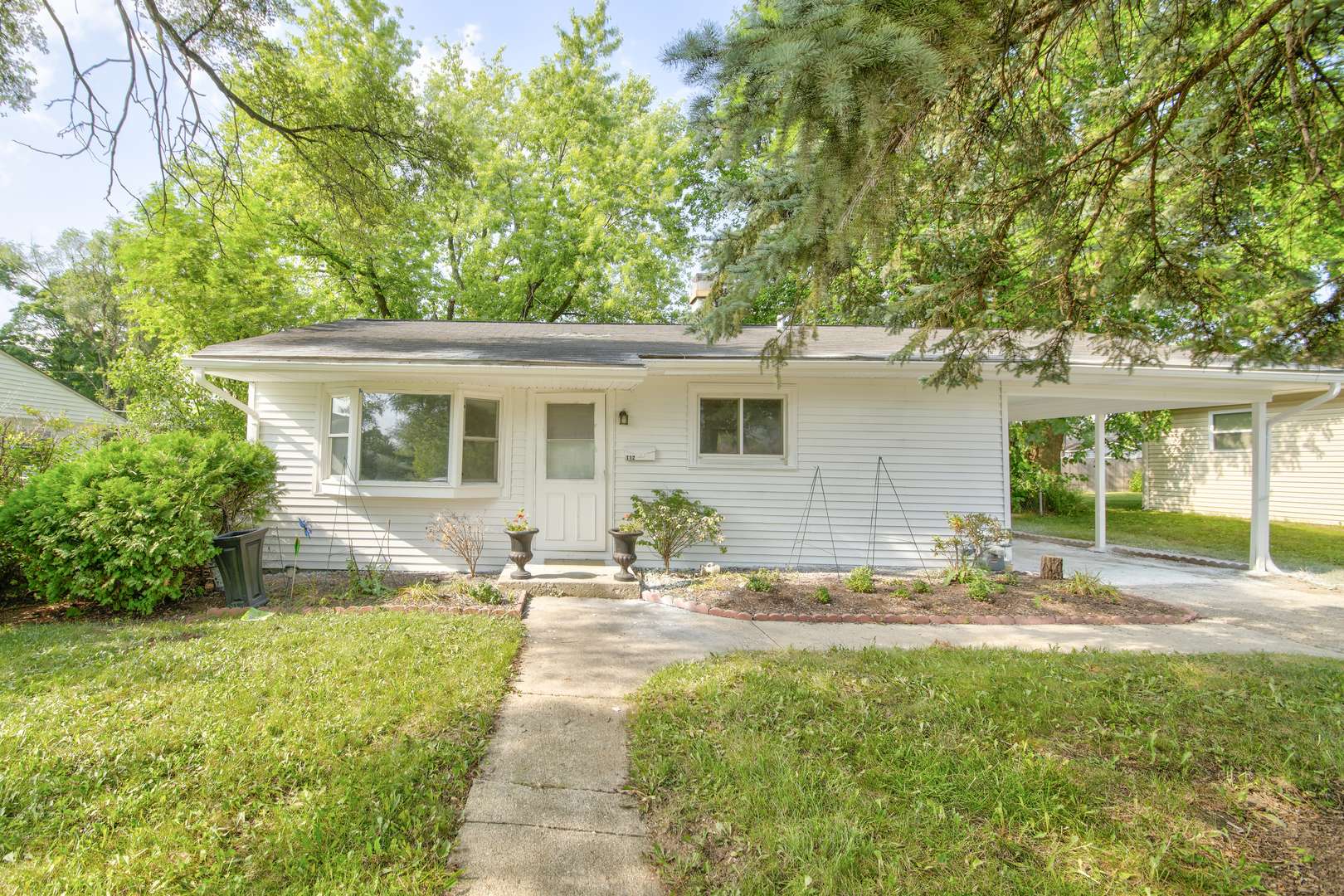 112 Green LN, Carpentersville, IL 60110