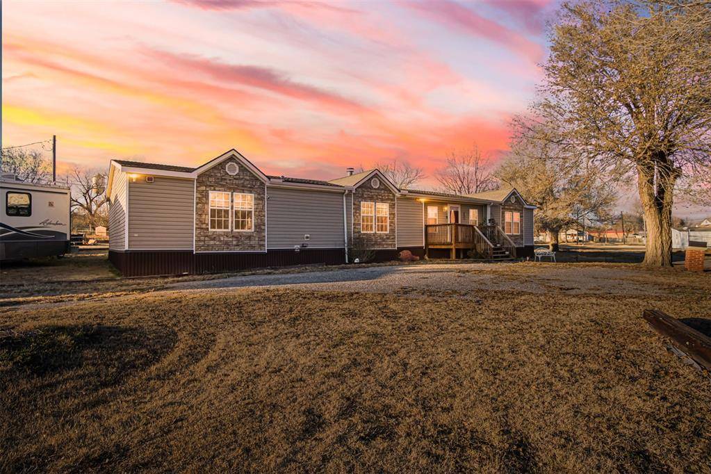 425 Caddo PL, Geary, OK 73040