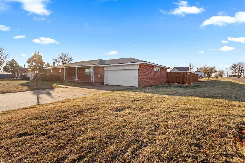 818 W 4th ST, Custer City, OK 73639