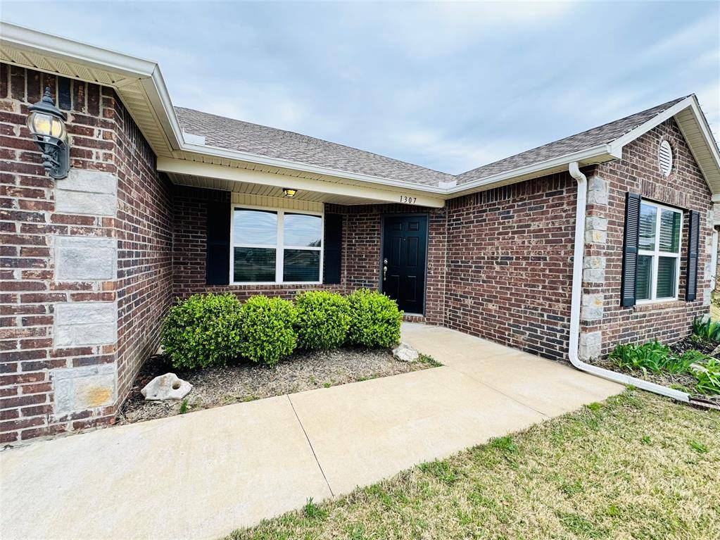 1307 W Missouri AVE, Claremore, OK 74019