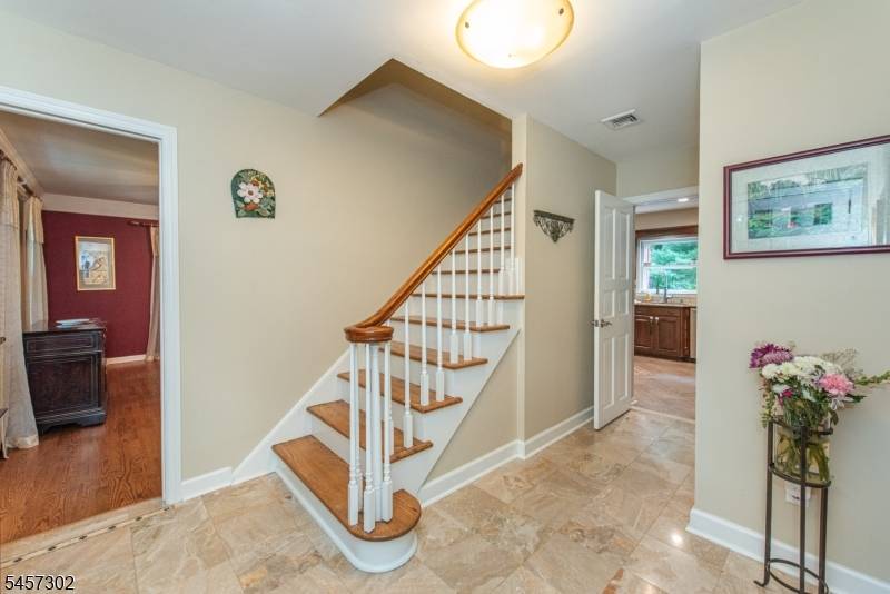 390 Ski Trl, Kinnelon Boro, NJ 07405