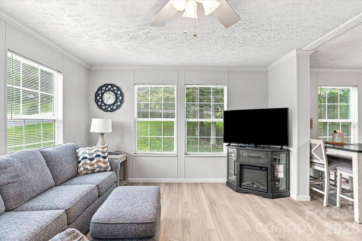 220 Powderhorn DR, Waynesville, NC 28786