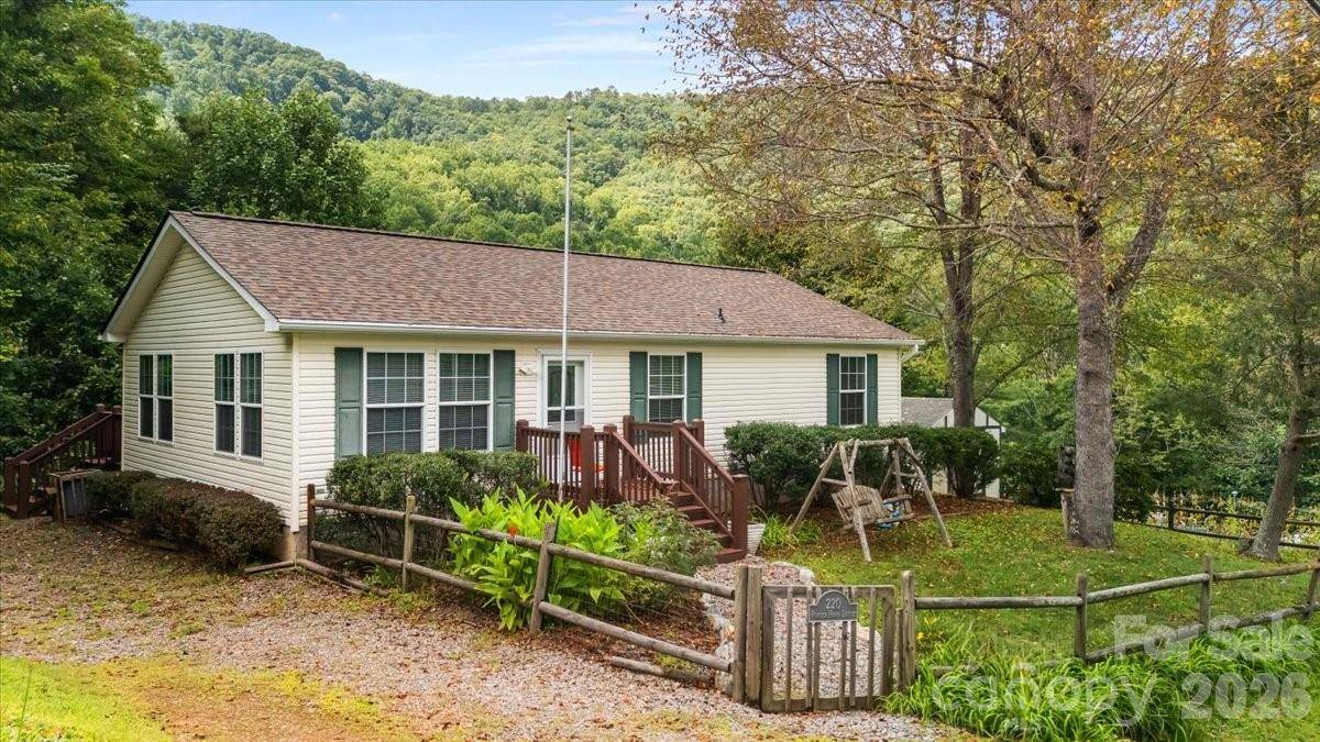 220 Powderhorn DR, Waynesville, NC 28786
