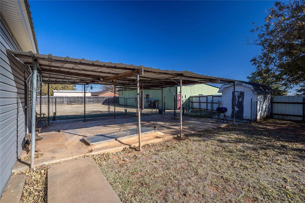 607 E C ST, Arapaho, OK 73620