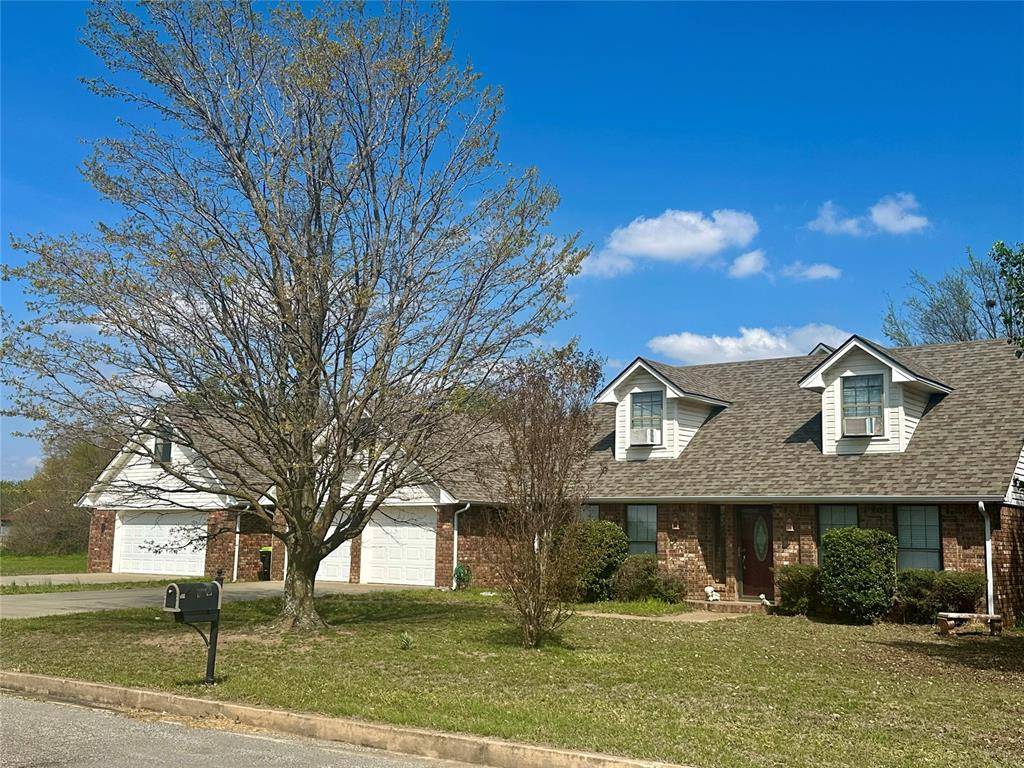 105 Gardenwood DR, Holdenville, OK 74848