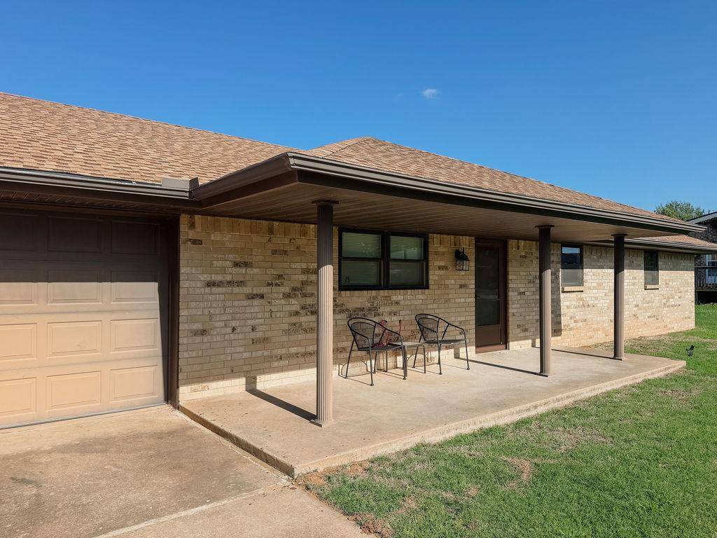 703 N Vernon AVE, Hinton, OK 73047