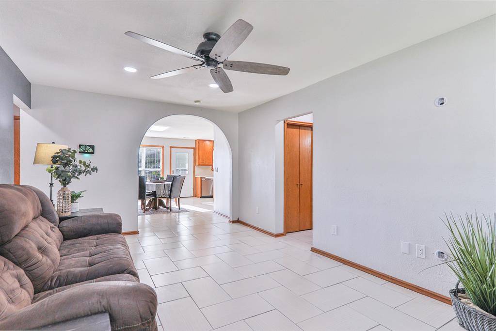 401 S 21st ST, Collinsville, OK 74021