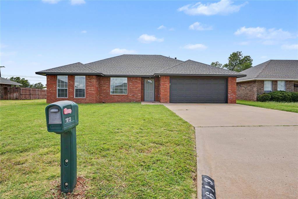 1613 Sommerset PL, Altus, OK 73521