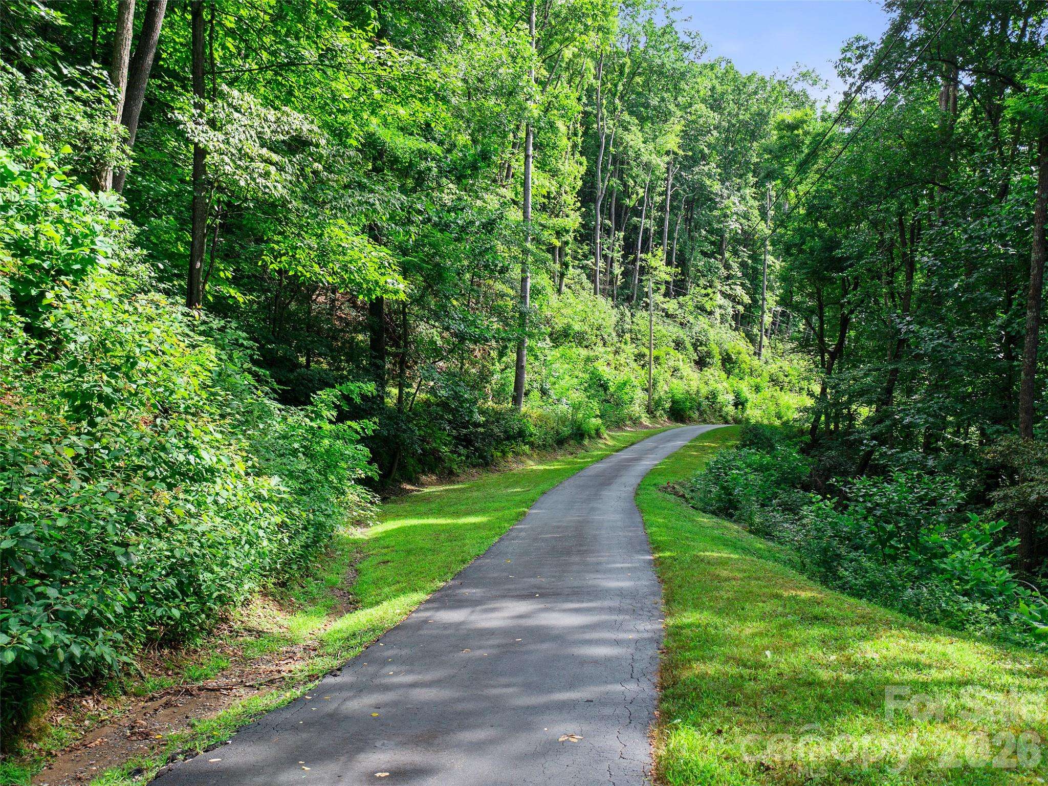 000 Falling Water DR, Burnsville, NC 28714