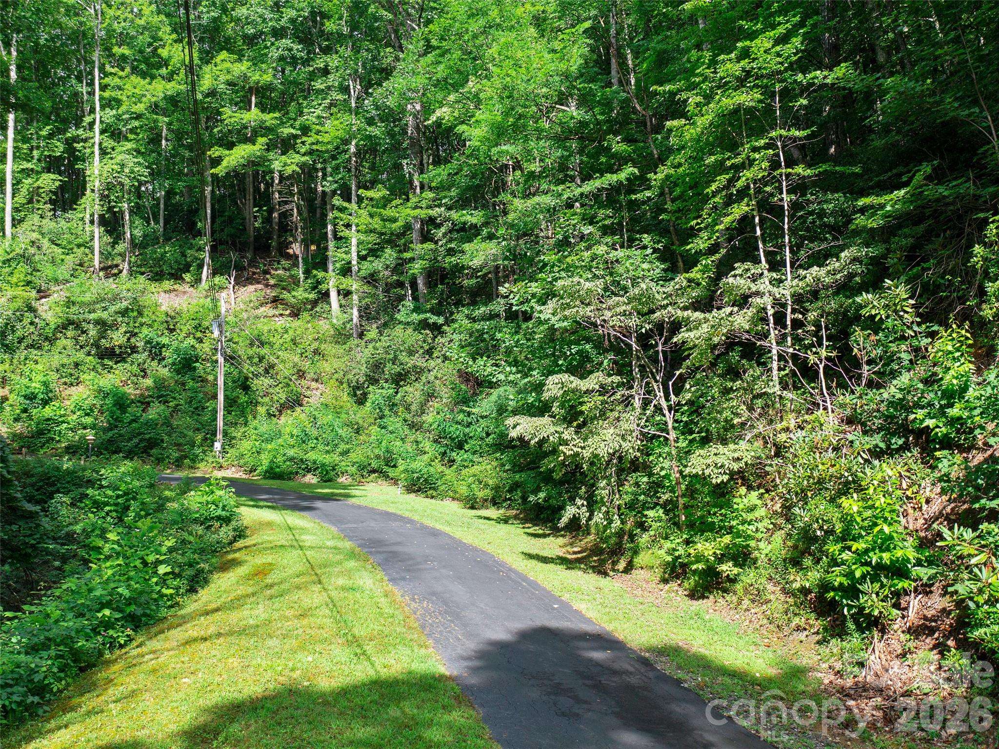 000 Falling Water DR, Burnsville, NC 28714