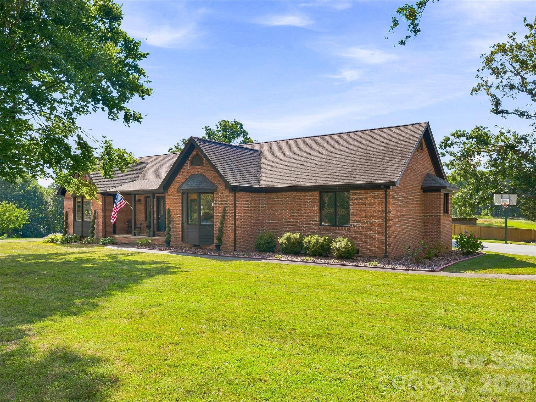 41 Forest Knoll DR, Weaverville, NC 28787