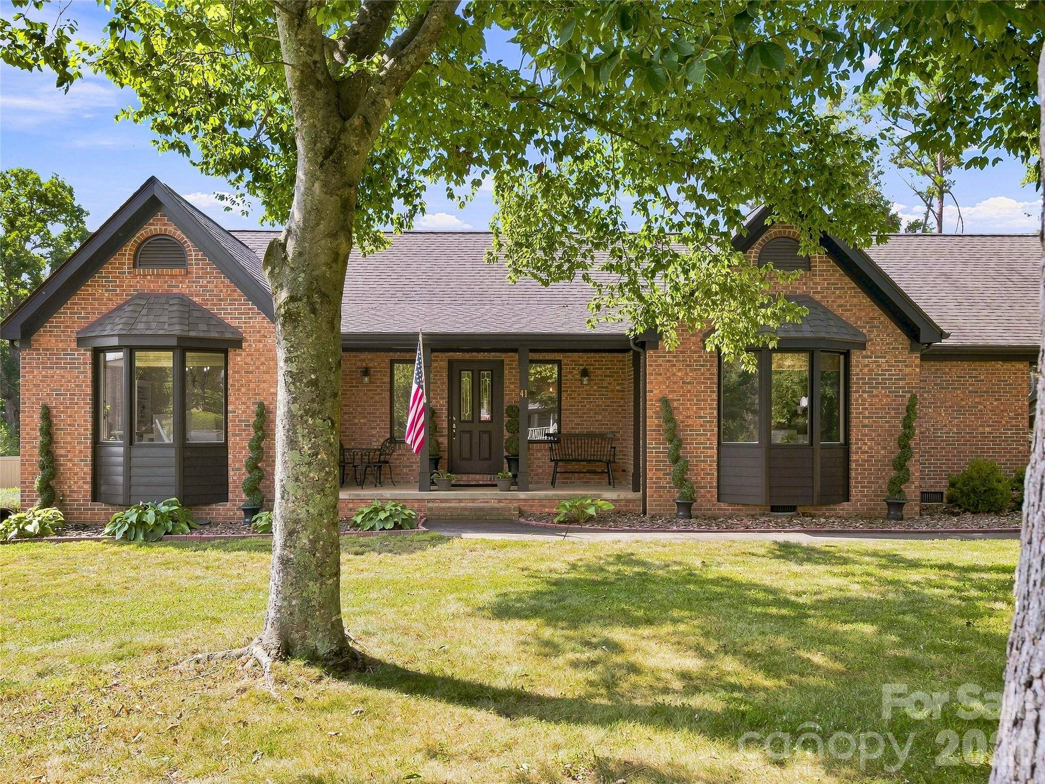 41 Forest Knoll DR, Weaverville, NC 28787