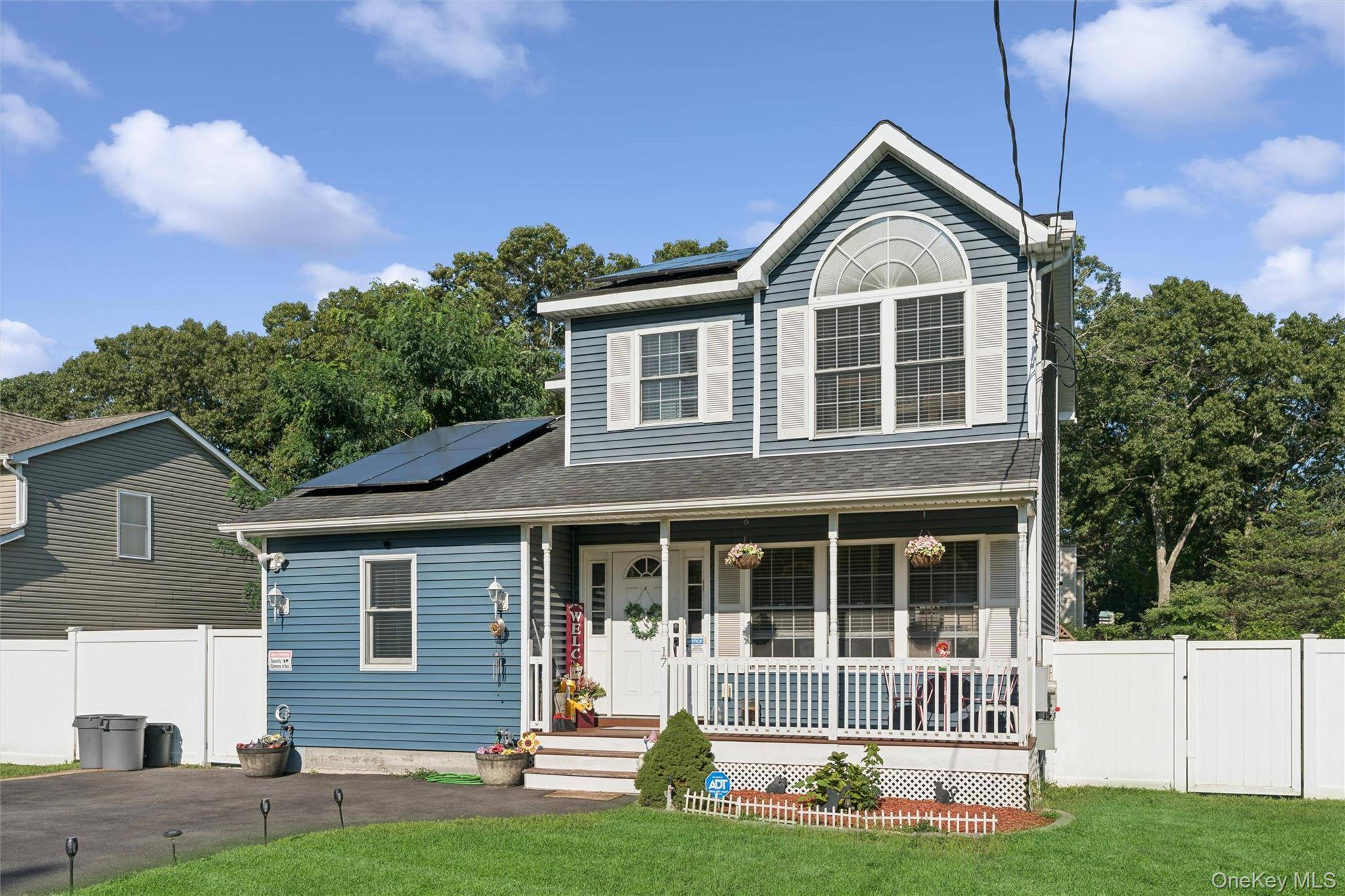 17 Robinwood ST, Mastic, NY 11950