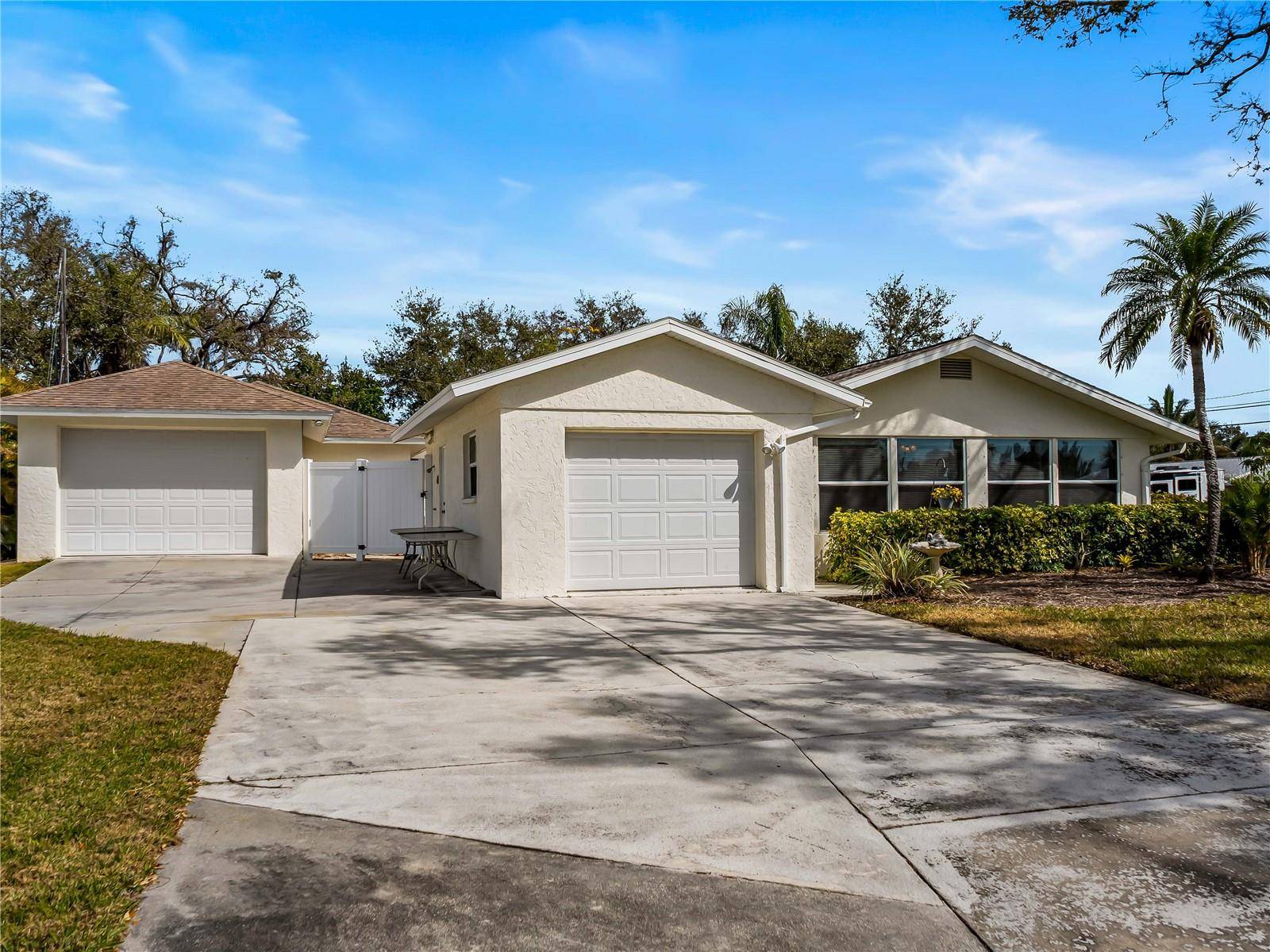 896 S VENICE BLVD, Venice, FL 34293