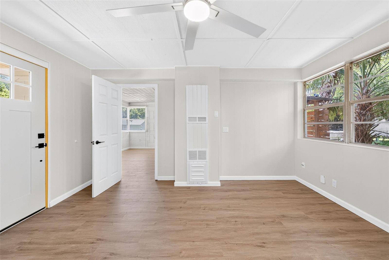1202 E CAROLINE ST, Tavares, FL 32778
