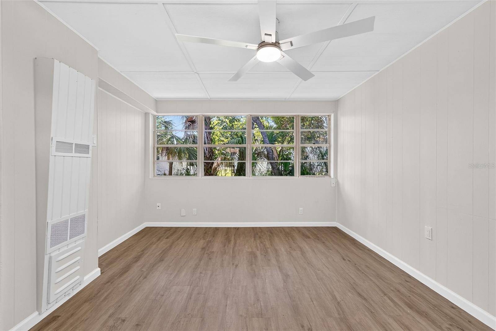 1202 E CAROLINE ST, Tavares, FL 32778
