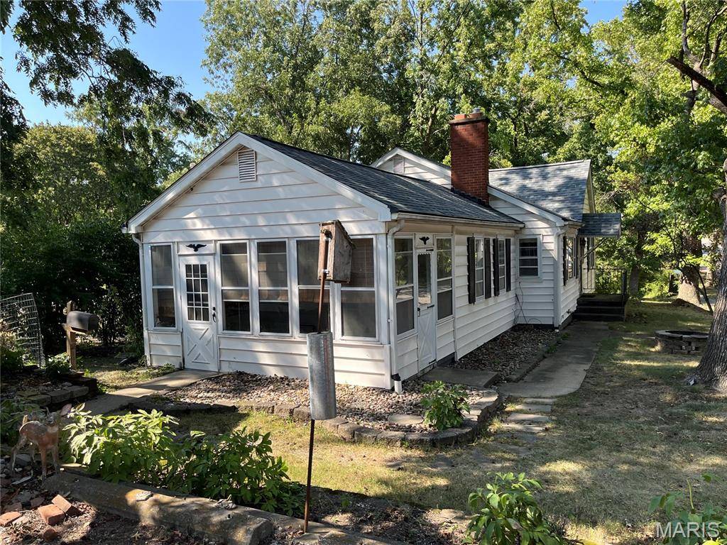 691 7th ST, Carlyle, IL 62231