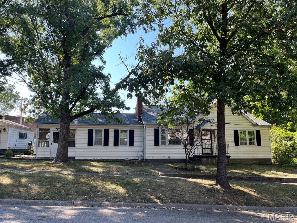 691 7th ST, Carlyle, IL 62231