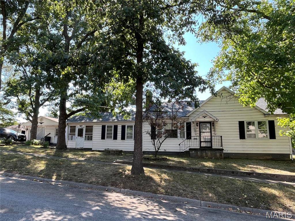 691 7th ST, Carlyle, IL 62231