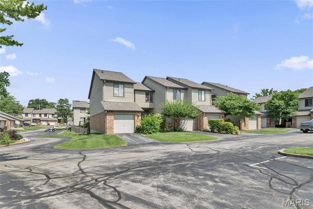 1710 Thorny Briar DR, St Louis, MO 63146