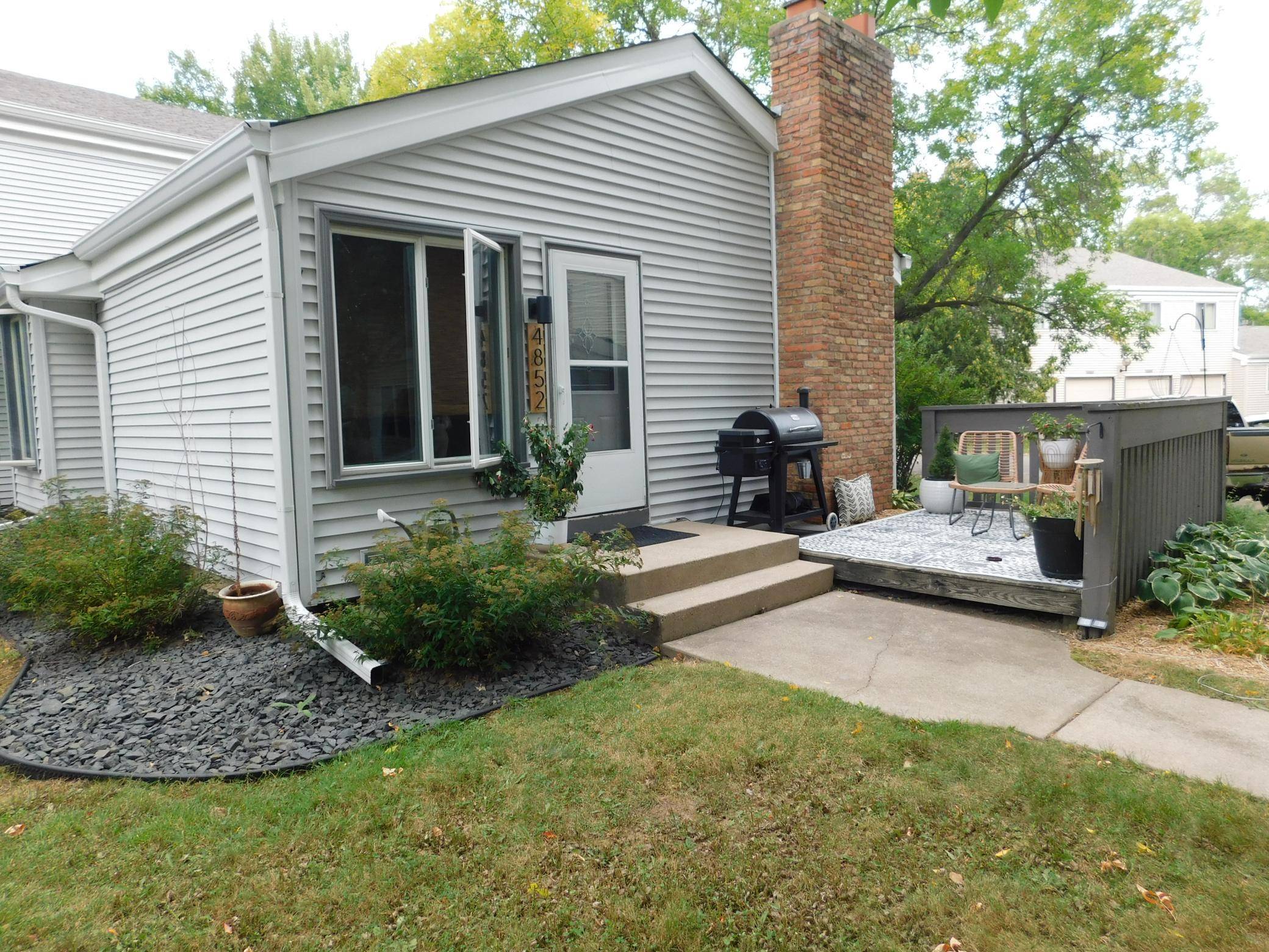 4852 Grenwich TRL N, Oakdale, MN 55128