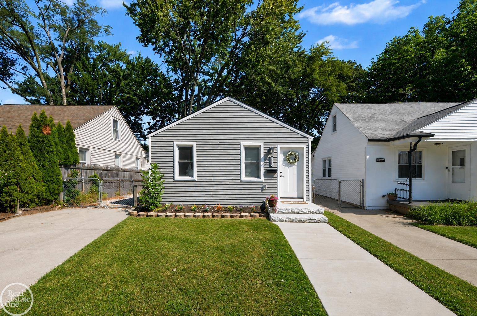 20925 Ridgemont ST, Harper Woods, MI 48225